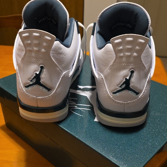 Jordan White and Blue Sneakers Classic Design - Picture 6 of 12